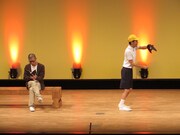 大人と子供のやりとりを描いたアキナのコント。