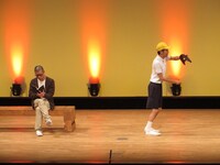 大人と子供のやりとりを描いたアキナのコント。