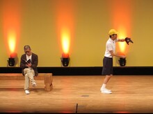 大人と子供のやりとりを描いたアキナのコント。