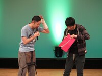 トークMCのキングオブコメディ。左手が折れている今野と、バインダーを折ってしまった高橋。