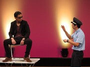 若者と警官のコントを披露したニューヨーク。