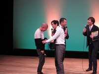 森田にネタのフレーズをぞんざいに扱われ慰め合う小峠と浜谷。