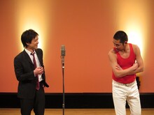 ネタ中、しろうがお笑いについて理解を深めるエルシャラカーニの漫才。