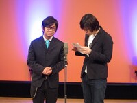 外国人とのファンとの接し方を練習する風藤松原。