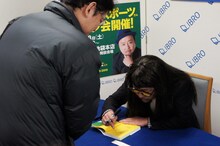 サインを入れるマキタスポーツ（右）。