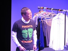 「なんで単独なのにピーマンズスタンダードTシャツ持ってきてないの」と南川を責める吉田。