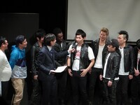 Bブロックで超新塾に紛れる夜ふかしの会・鬼頭。