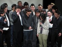 モノマネをするロッチ中岡。