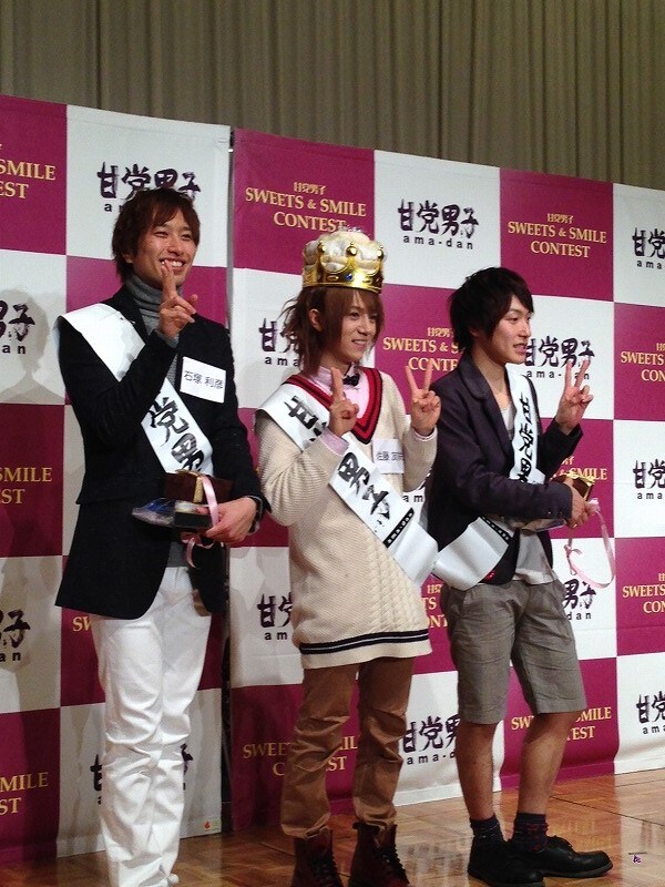 「第3回甘党男子 スイーツ＆スマイルコンテスト」決勝で準グランプリに輝いたひよしなかよし石塚（左）。