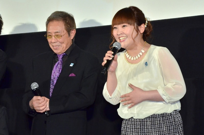 劇場用長編アニメ「ジョバンニの島」の完成披露試写会イベントに登壇した、柳原可奈子（右）と、北島三郎（左）。