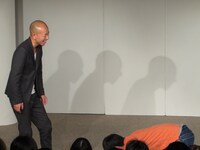 ライブ開始早々に土下座をしてみせる大和。