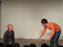 土下座に関するトークを展開する（左から）バイきんぐ小峠、スパローズ大和。