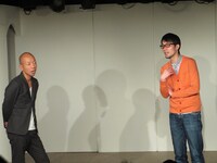 巧みなトークで次々と給料を言わされる小峠。