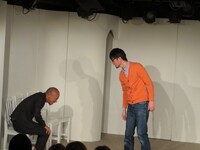 夢が叶った話に耐え切れず、小峠を攻撃する大和。