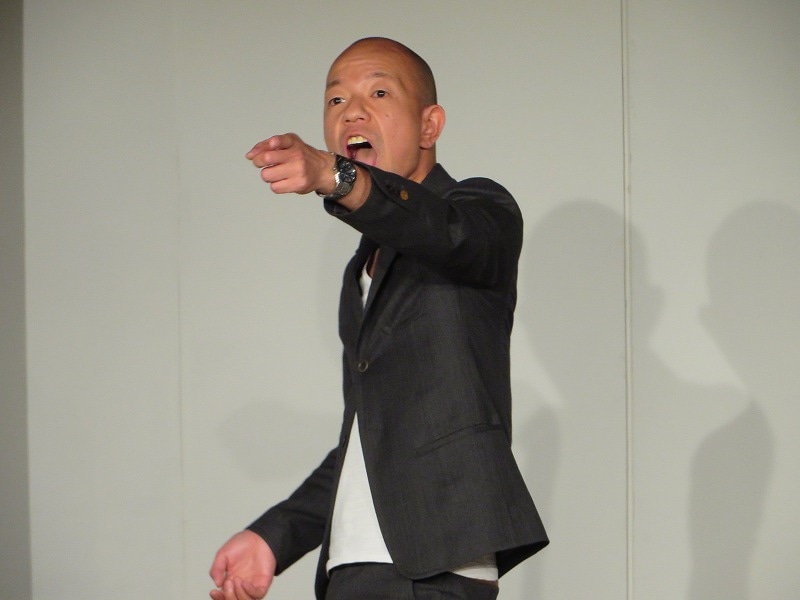 13年ぶりに会ったバーのマスターとの思い出を再現する小峠。
