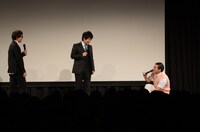 登場早々に靴紐を結び直す春日（右）。