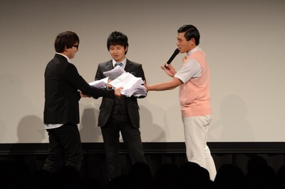 トークイベントの様子。春日が持つ分のアンケートだけどっさり。