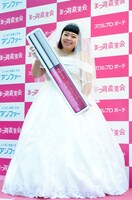 ウエディングドレスを着こなす渡辺直美。