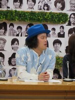 村本のゲスさに顔をしかめるエレキコミックやつい。