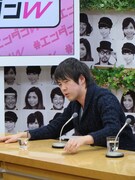 女性をじっくり見定める村本。