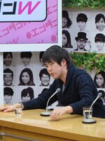 女性をじっくり見定める村本。