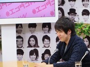 いやらしい目をする村本。