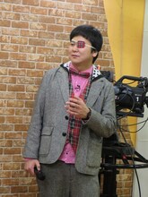 村本のために女性陣のレポーター役を仰せつかった中川。