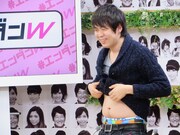 ぽっちゃり体型を見せつける村本。