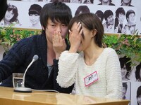 いきなり女性たちと内緒話を始める村本。