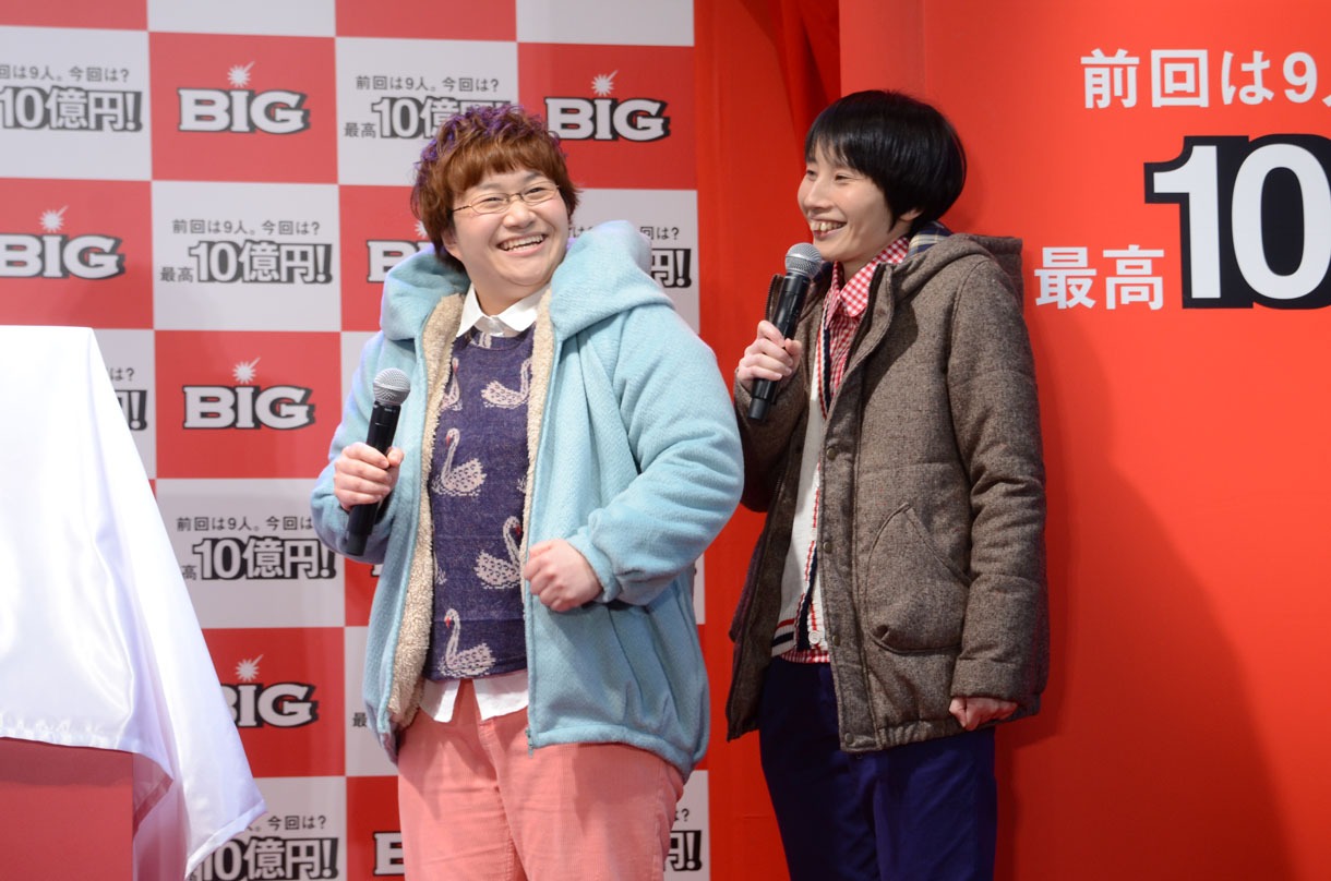 BGMにノリノリの春菜（左）。