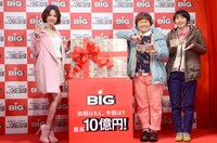 「最高10億円BIG 販売記念PRイベント」フォトセッションに応じるハリセンボンと水沢アリー（左）。