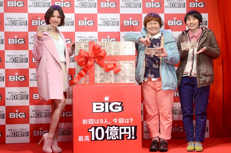 「最高10億円BIG 販売記念PRイベント」フォトセッションに応じるハリセンボンと水沢アリー（左）。