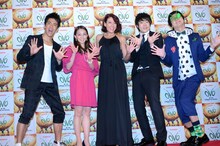 第1幕鑑賞後のフォトセッションの様子。（左から）武井壮、田中理恵、LiLiCo、ウーマンラッシュアワー。