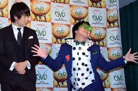 ダイナミックなギャグを披露する中川パラダイス（右）。