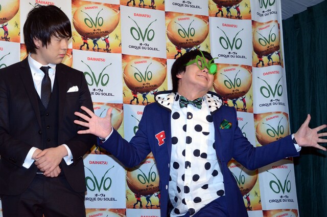 ダイナミックなギャグを披露する中川パラダイス（右）。