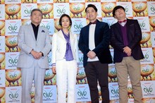 第1幕鑑賞後のフォトセッションの様子。（左から）小倉智昭、忽那汐里、バナナマン。