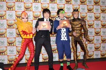 「ダイハツ オーヴォ」グランドオープニングに来場したウーマンラッシュアワー。