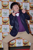 「カブトムシの雌」のモノマネを披露するバナナマン日村。