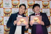 「ダイハツ オーヴォ」グランドオープニングに来場したバナナマン。