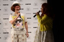 スパイク松浦（左）のコーディネートを解説する渡辺直美。