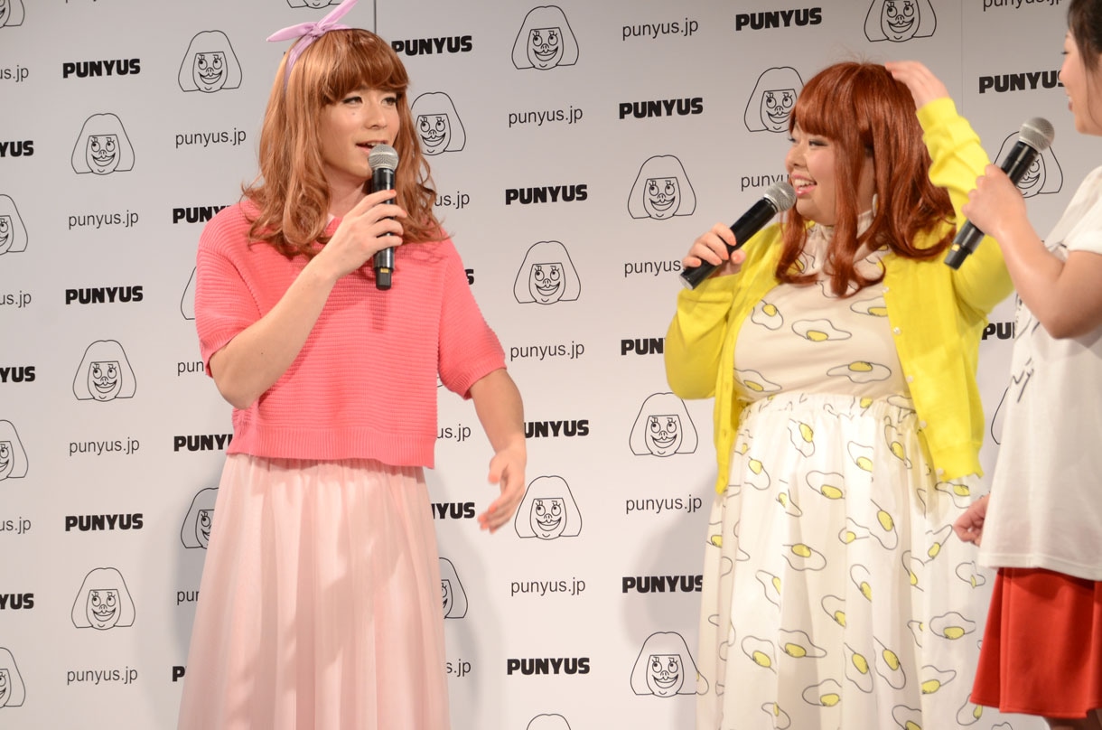 オリエンタルラジオ藤森（左）のコーディネートを解説する渡辺直美。