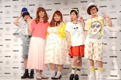 新ブランド「PUNYUS（プニュズ）」の記者発表会に登壇した（左から）スパイク小川、オリエンタルラジオ藤森、渡辺直美、アジアン馬場園、スパイク松浦。