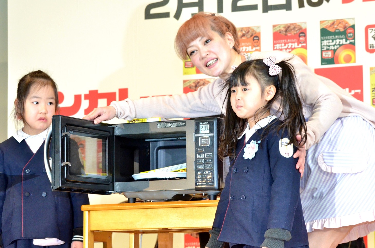 ボンカレーの電子レンジ調理に臨む松嶋尚美と幼稚園児。