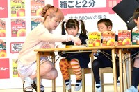 幼稚園児とともにカレーにトッピングを施す松嶋尚美（左）。