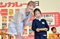 松嶋尚美（左）と幼稚園児。