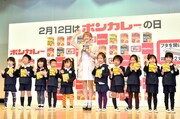 松嶋尚美（中央）とイベントに参加した幼稚園児達。