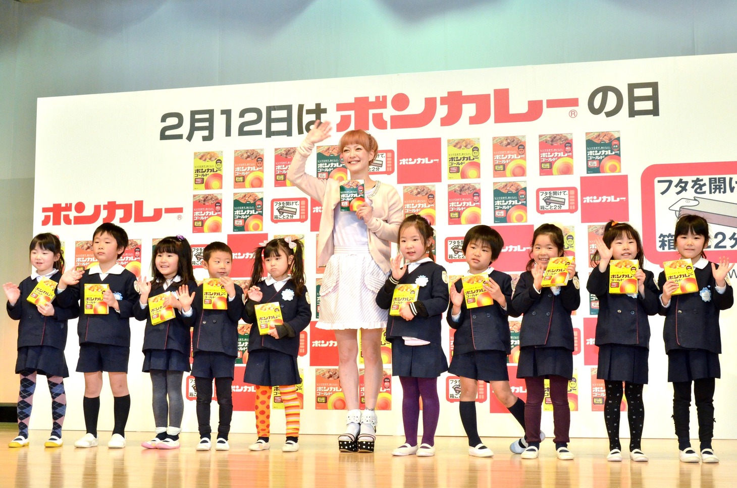 松嶋尚美（中央）とイベントに参加した幼稚園児達。