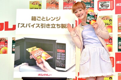 ボンカレーのPRイベント「子供と一緒にレンジクッキング」に出演した松嶋尚美。