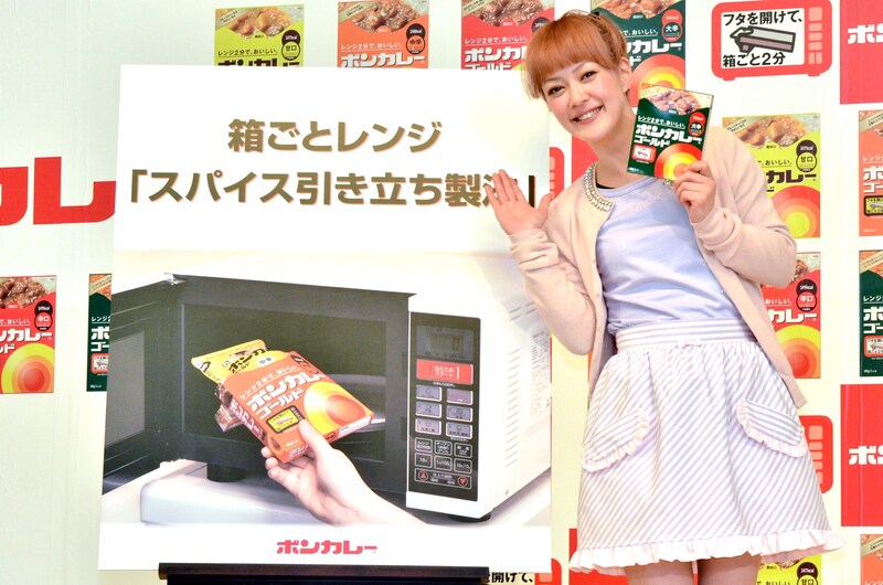 ボンカレーのPRイベント「子供と一緒にレンジクッキング」に出演した松嶋尚美。