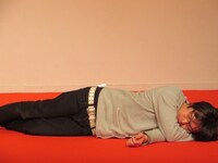 死んだふりをする押見。